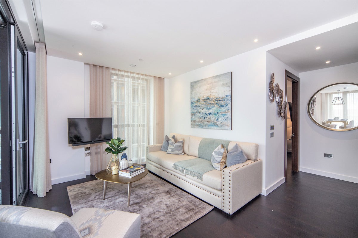 Flat Ponton Road in Greater London