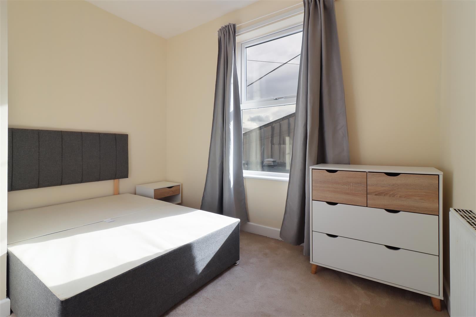 Room Sheffield Road in Chesterfield