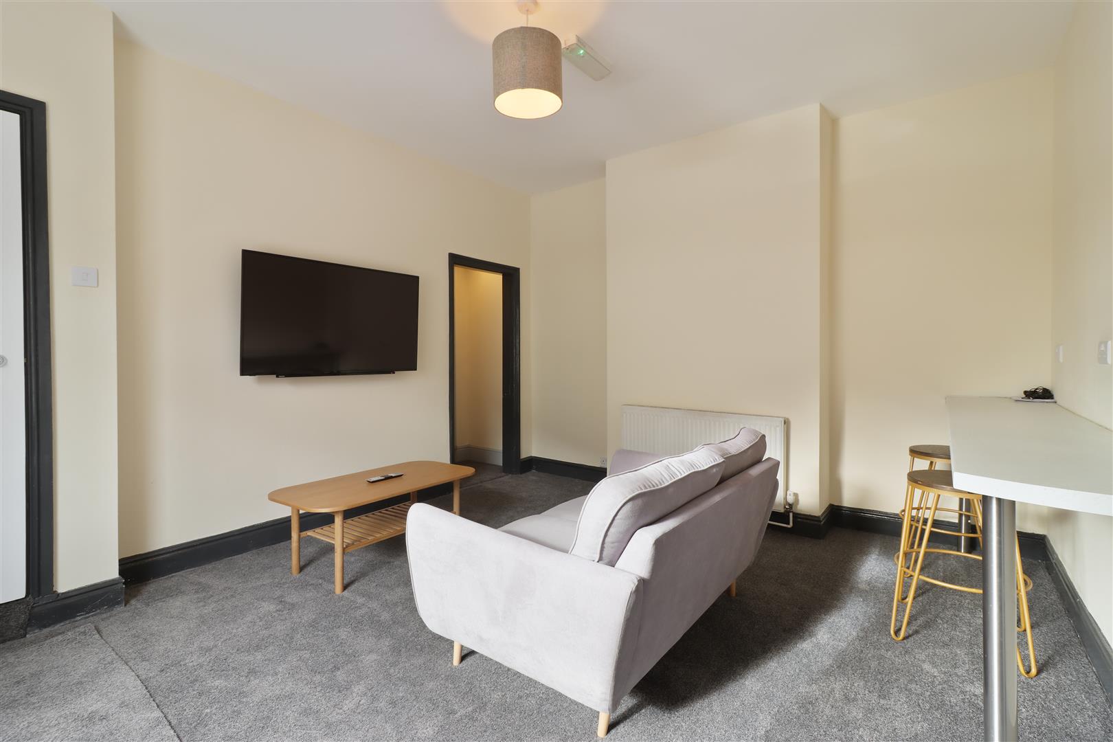 Room Sheffield Road in Chesterfield