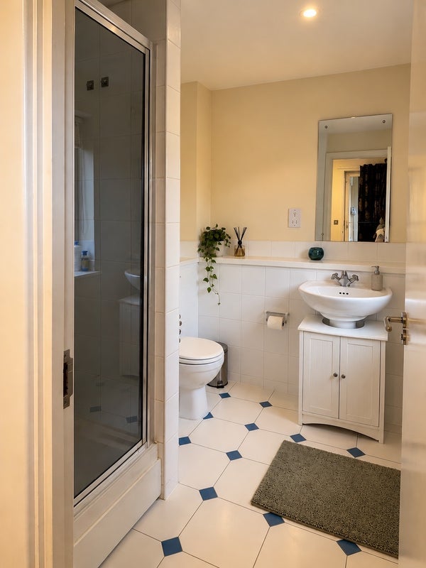 Room Raleana Road in Greater London