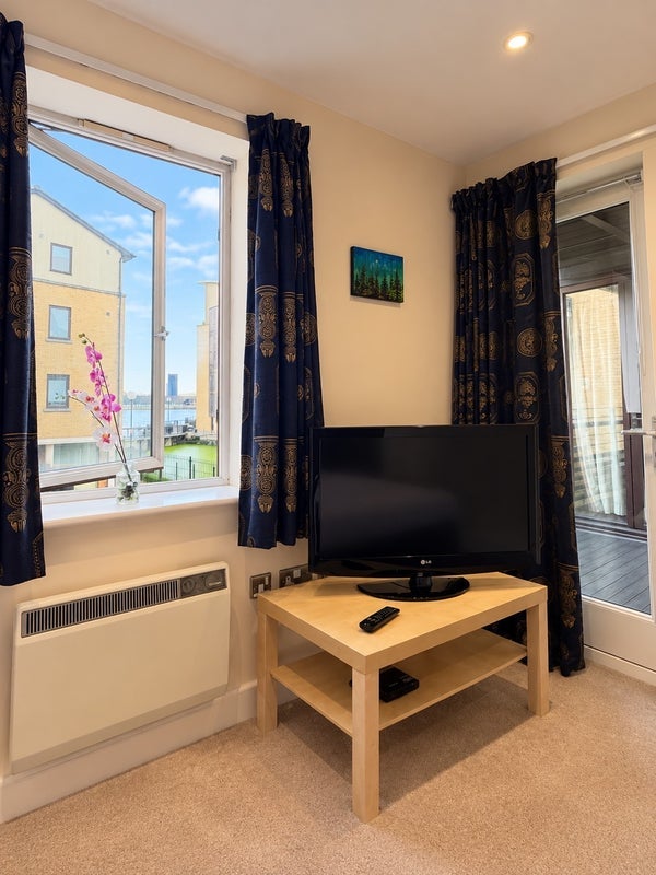 Room Raleana Road in Greater London