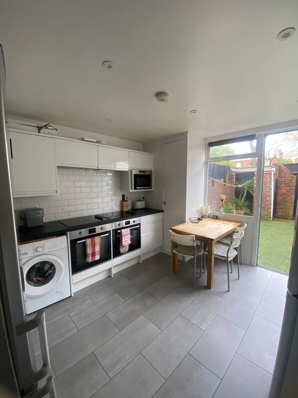 Room Lapford Close in City of Westminster