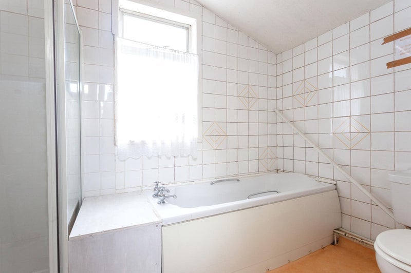 Room Lyndhurst Drive in Greater London