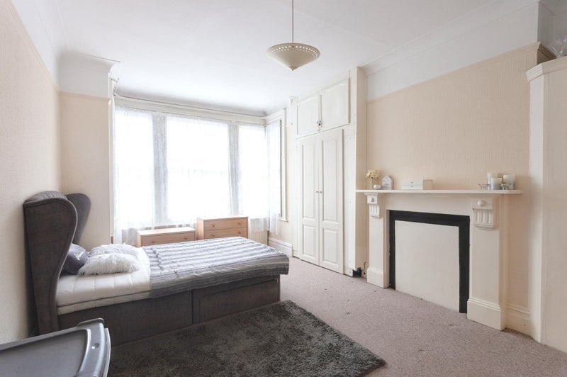 Room Lyndhurst Drive in Greater London