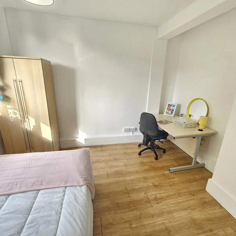 Flat Brixton Road in Greater London
