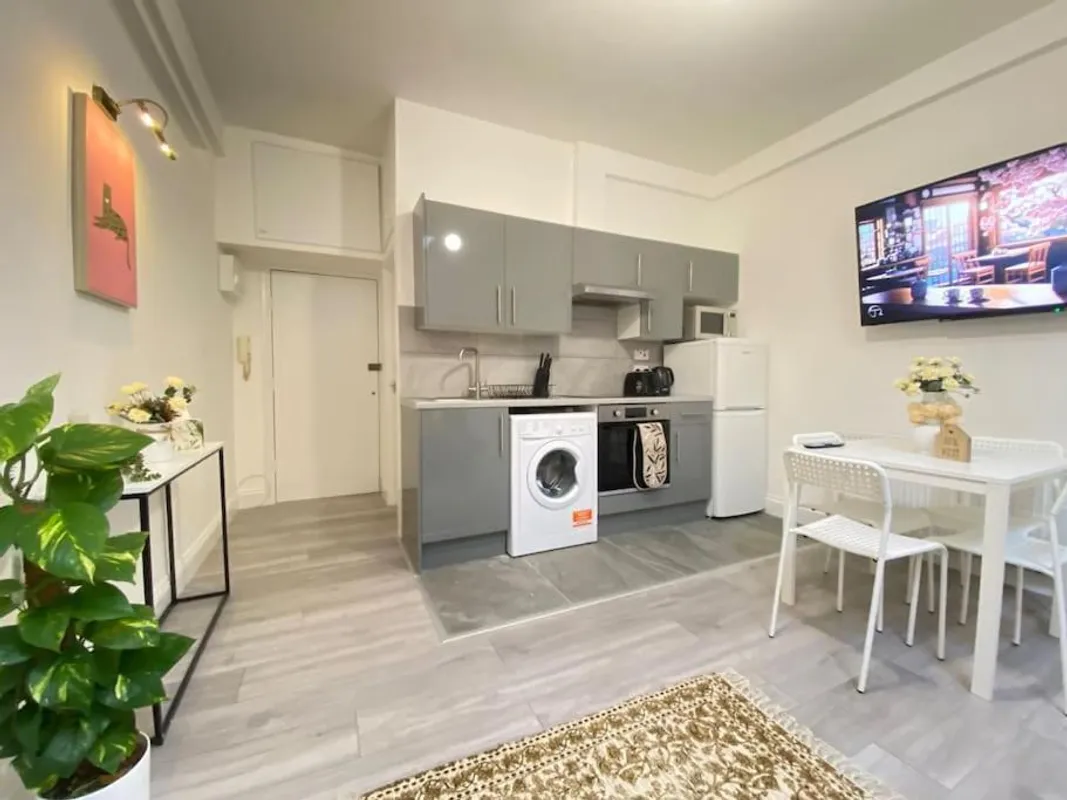 Flat Lydford Road in London