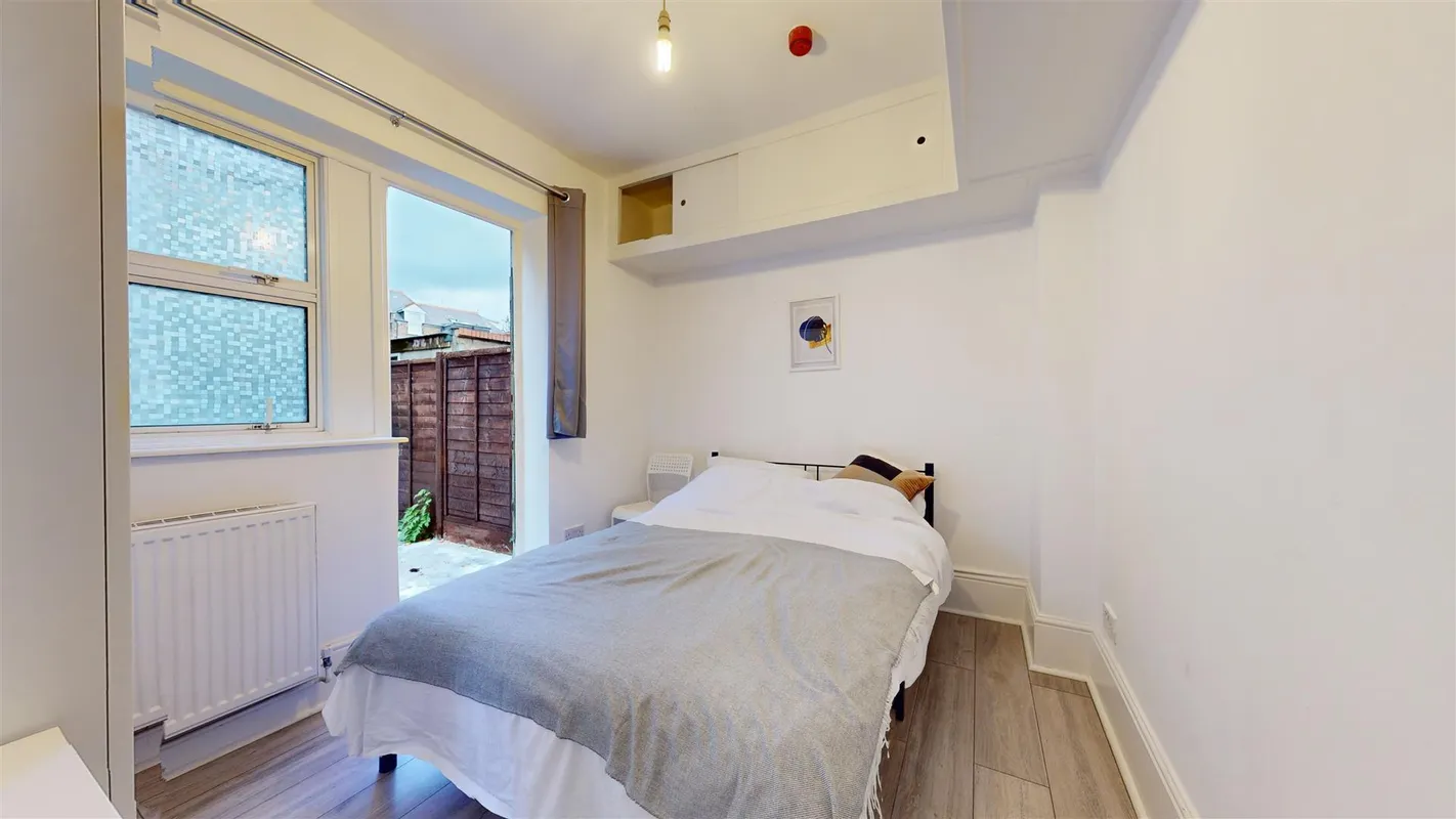 Flat Lydford Road in London