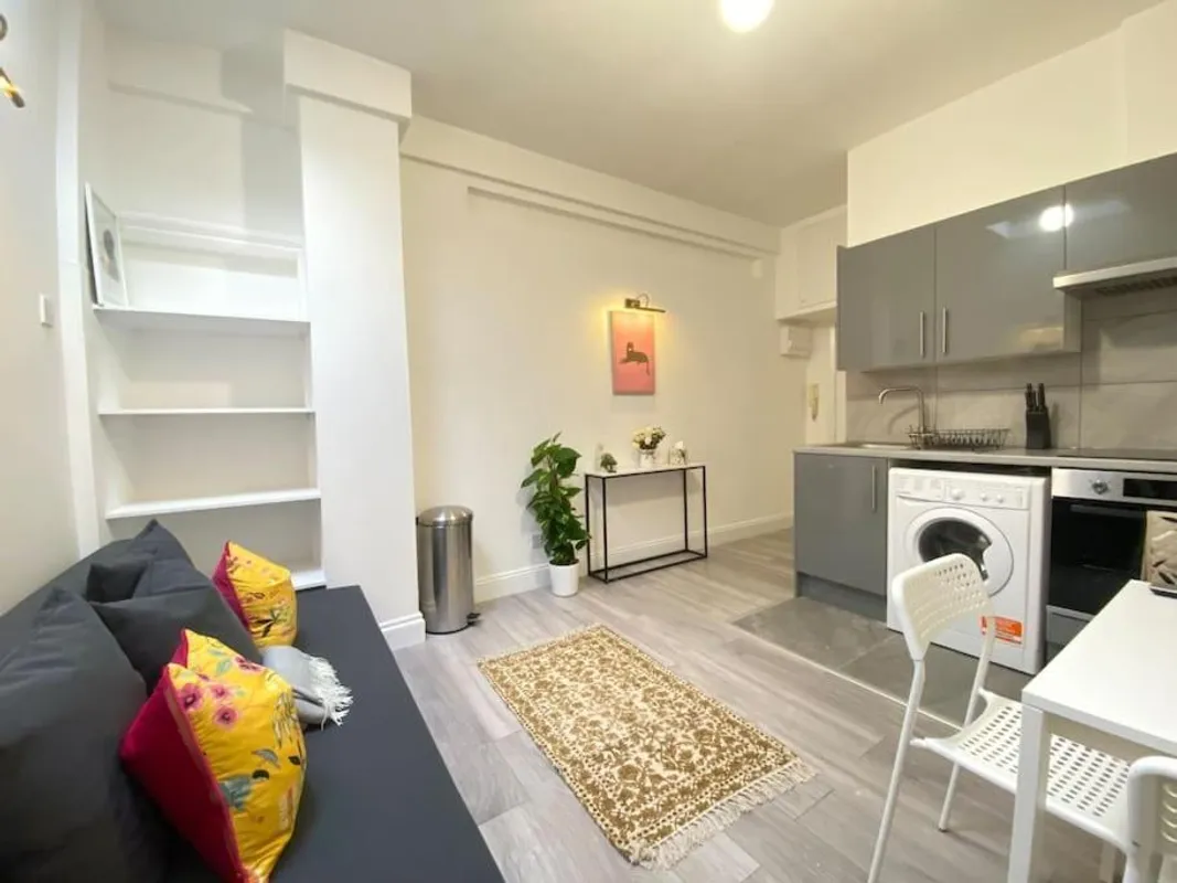 Flat Lydford Road in London