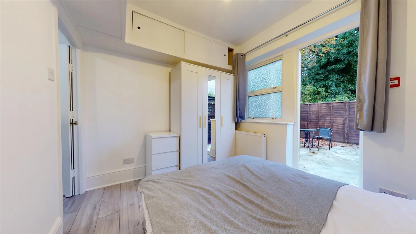 Flat Lydford Road in London