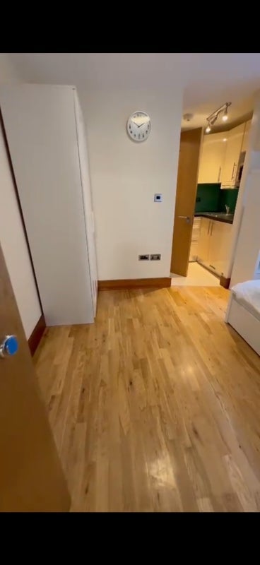 Flat Chatsworth Road in Greater London