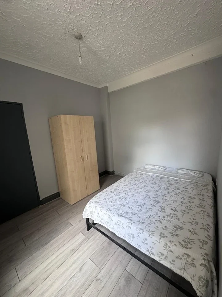 Room Derby Road in Greater London