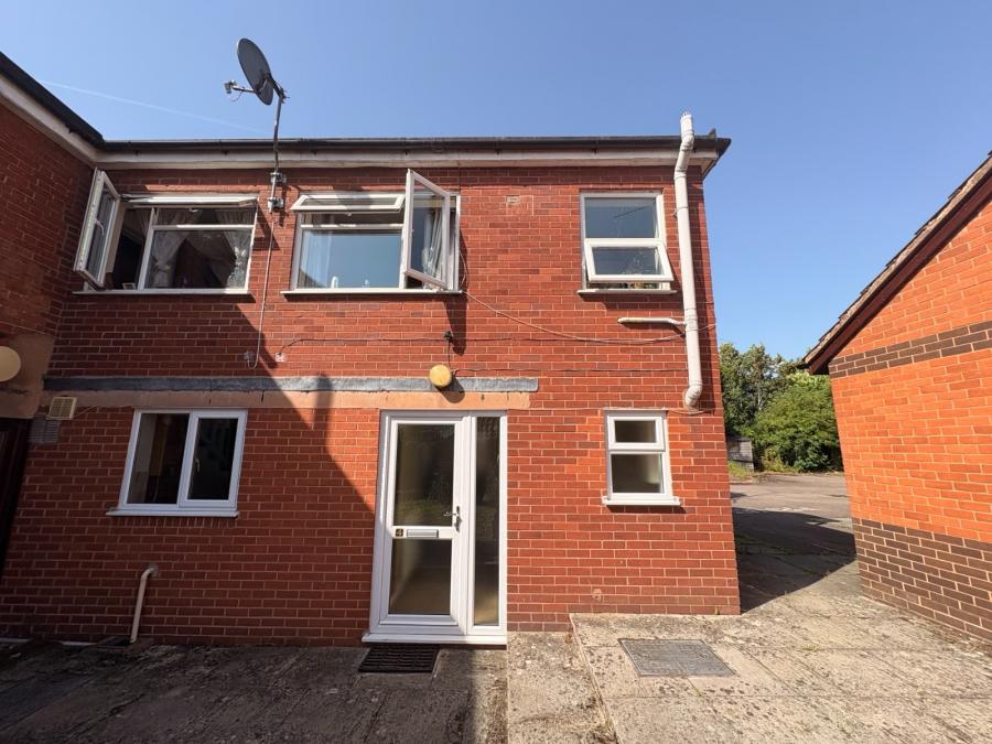 Flat Belmont Court in Hereford