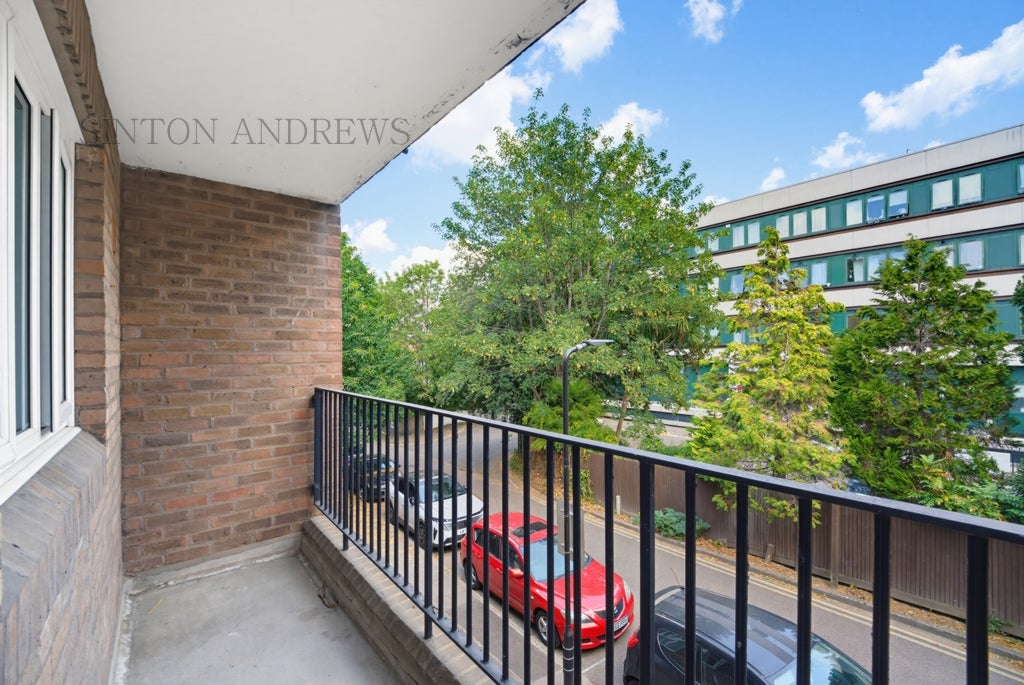 Flat Garrick Close in Greater London