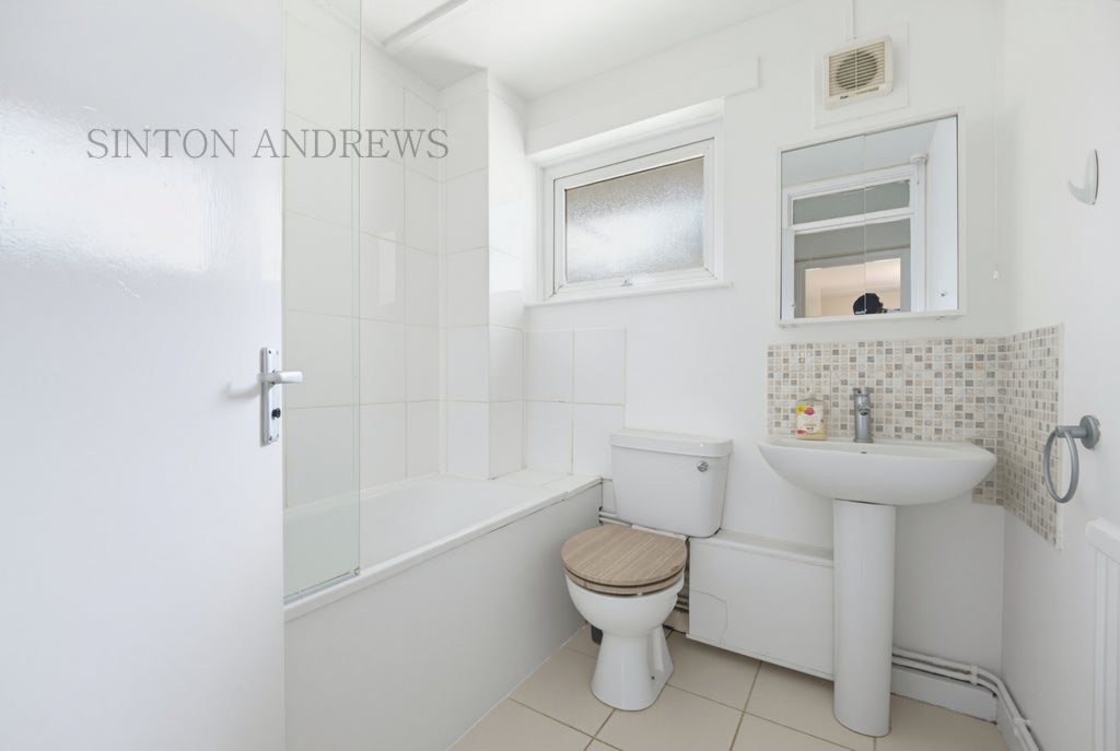 Flat Garrick Close in Greater London