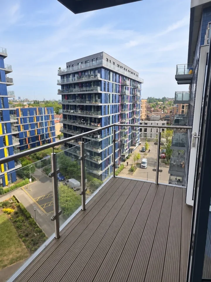 Flat Ealing Road in Greater London