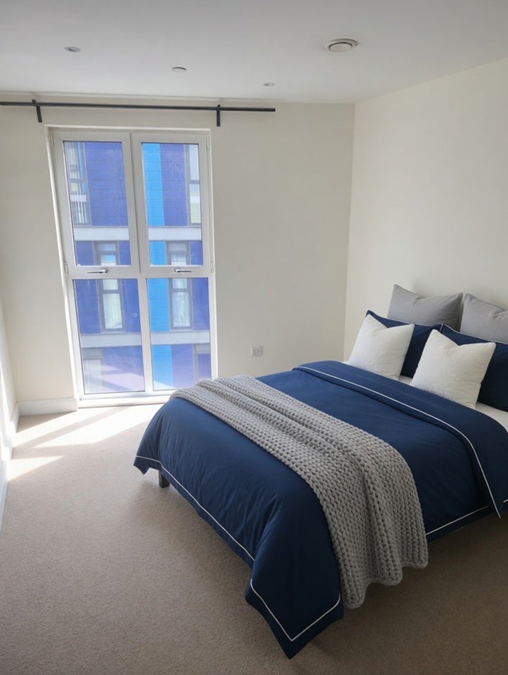 Flat Ealing Road in Greater London