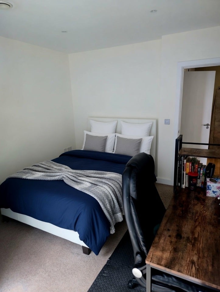Flat Ealing Road in Greater London