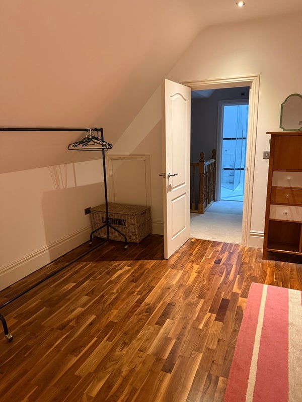 Room Park Farm Road in Greater London