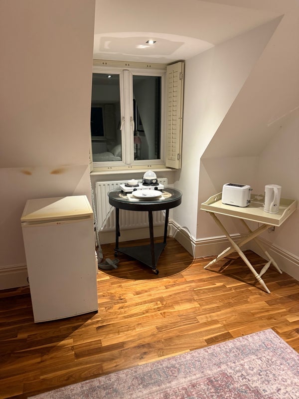 Room Park Farm Road in Greater London