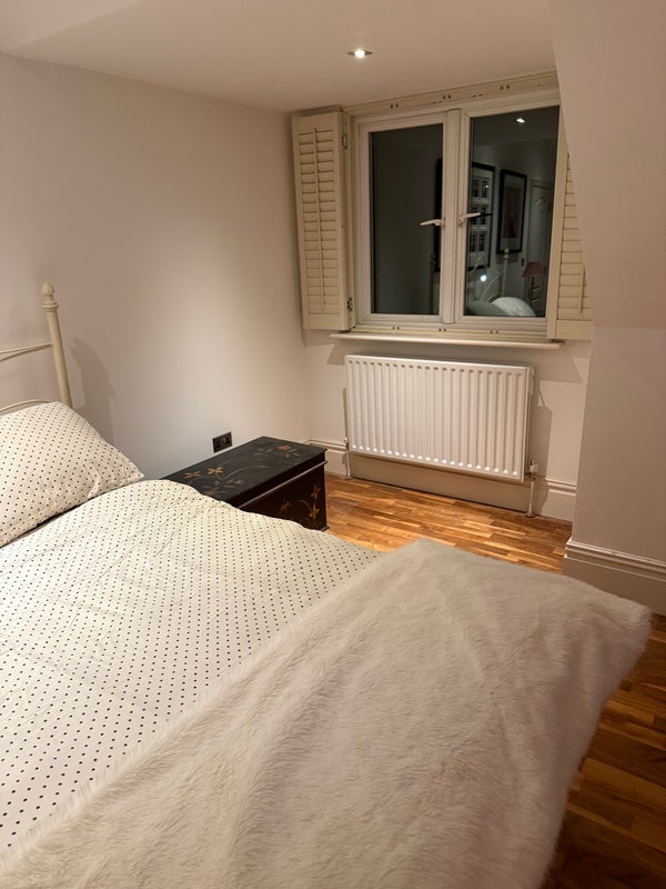 Room Park Farm Road in Greater London