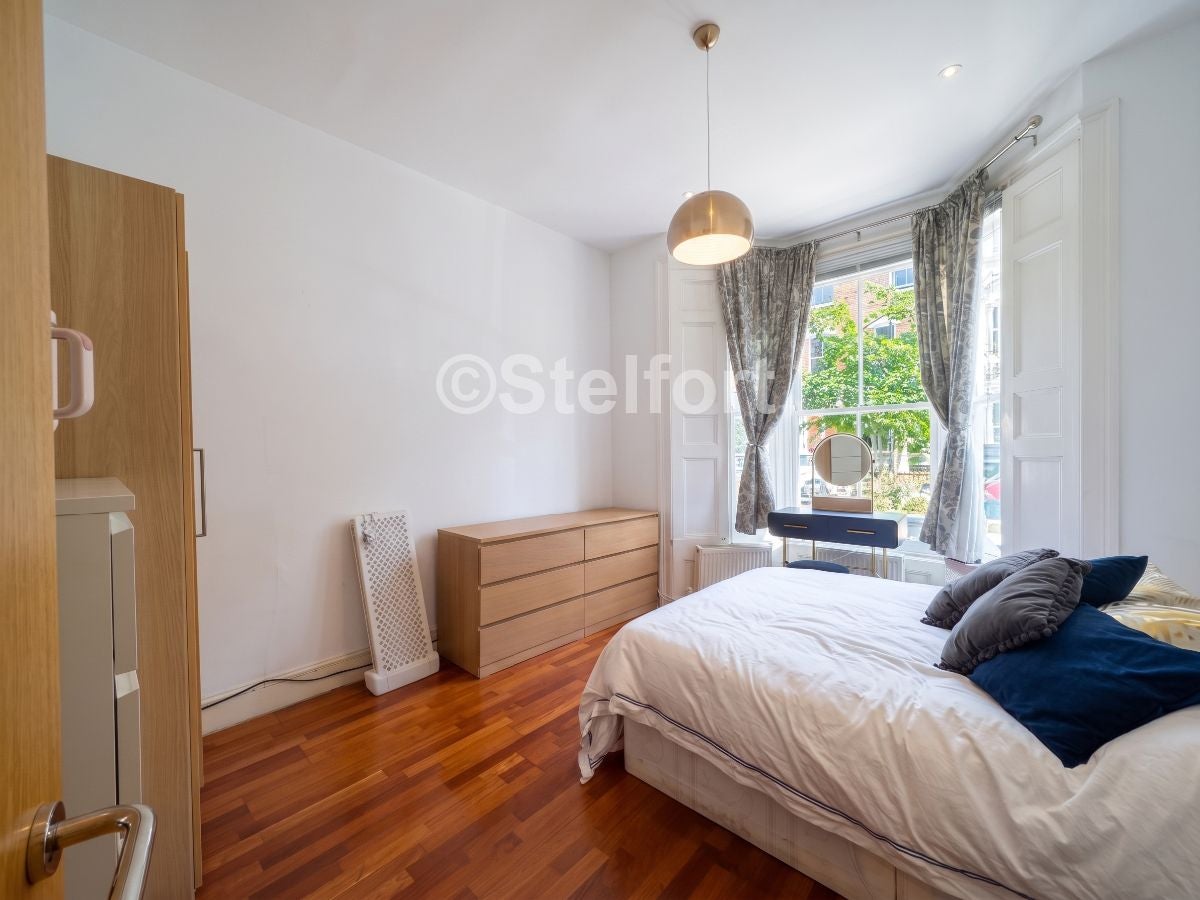 Flat Mulkern Road in Greater London