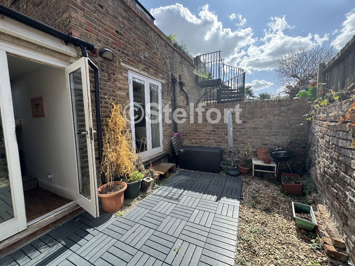 Flat Mulkern Road in Greater London