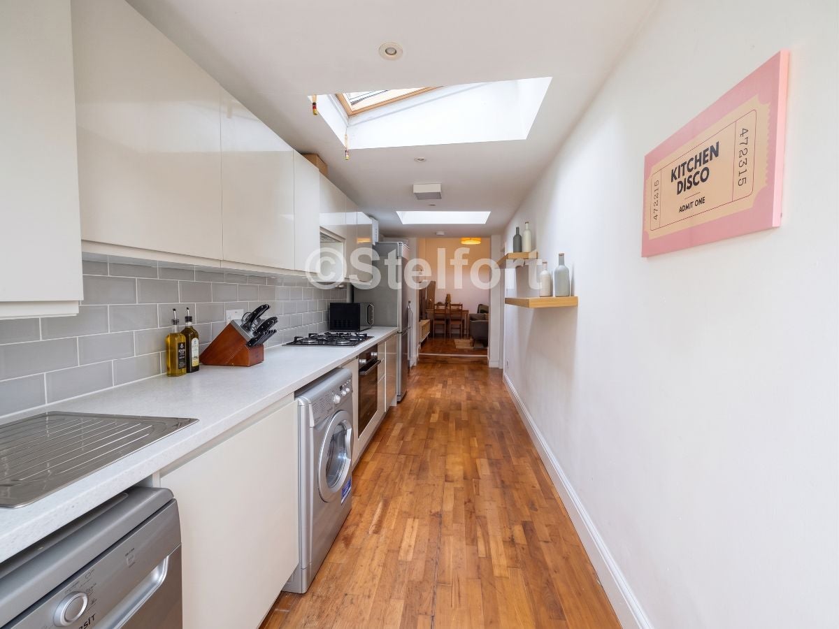 Flat Mulkern Road in Greater London