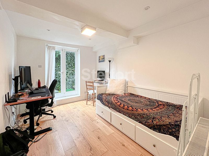 Flat Mulkern Road in Greater London