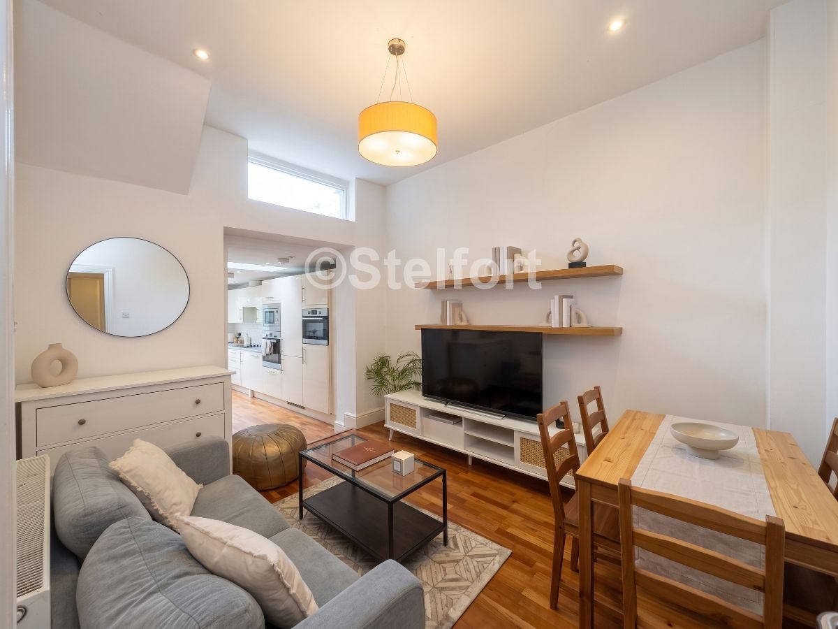 Flat Mulkern Road in Greater London