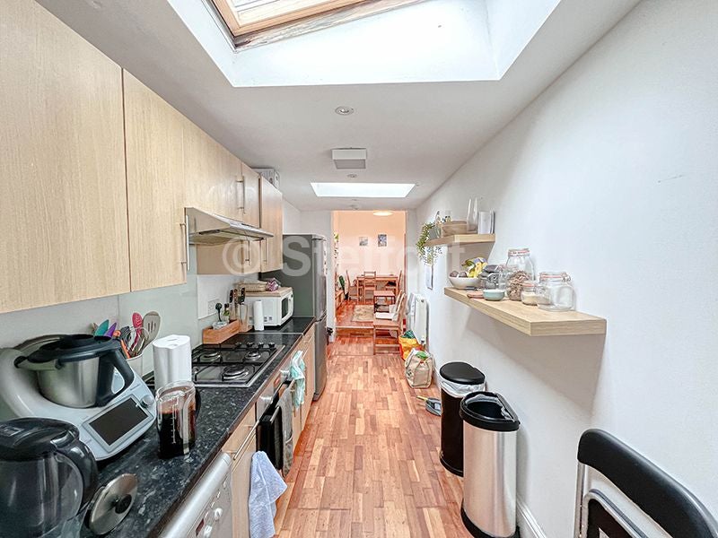 Flat Mulkern Road in Greater London