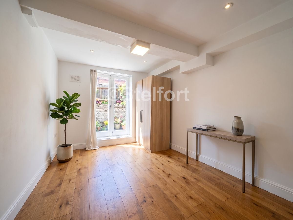 Flat Mulkern Road in Greater London