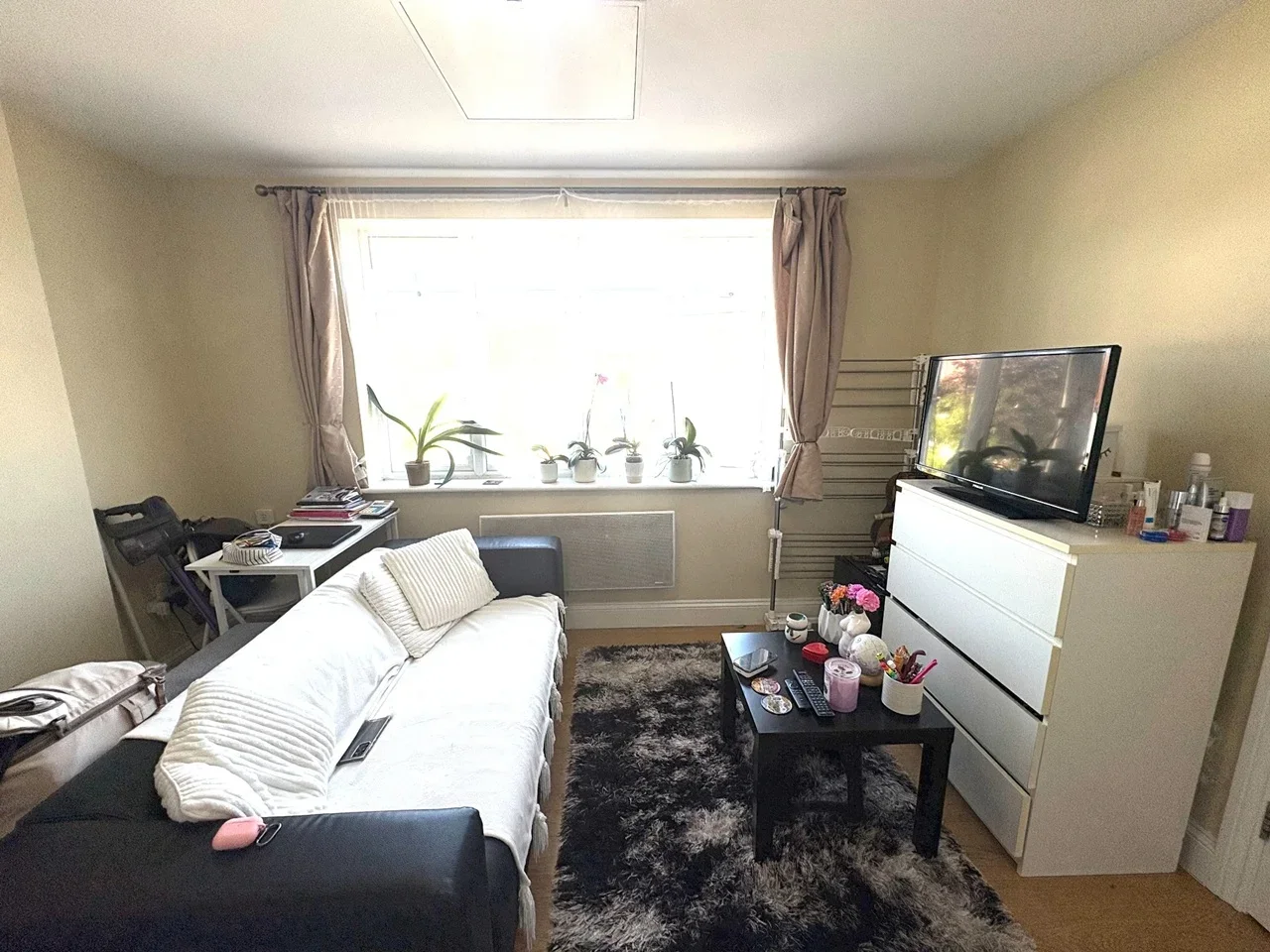 Flat Crane Close in Greater London