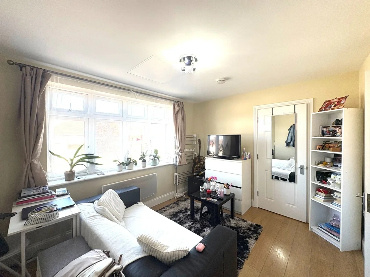 Flat Crane Close in Greater London