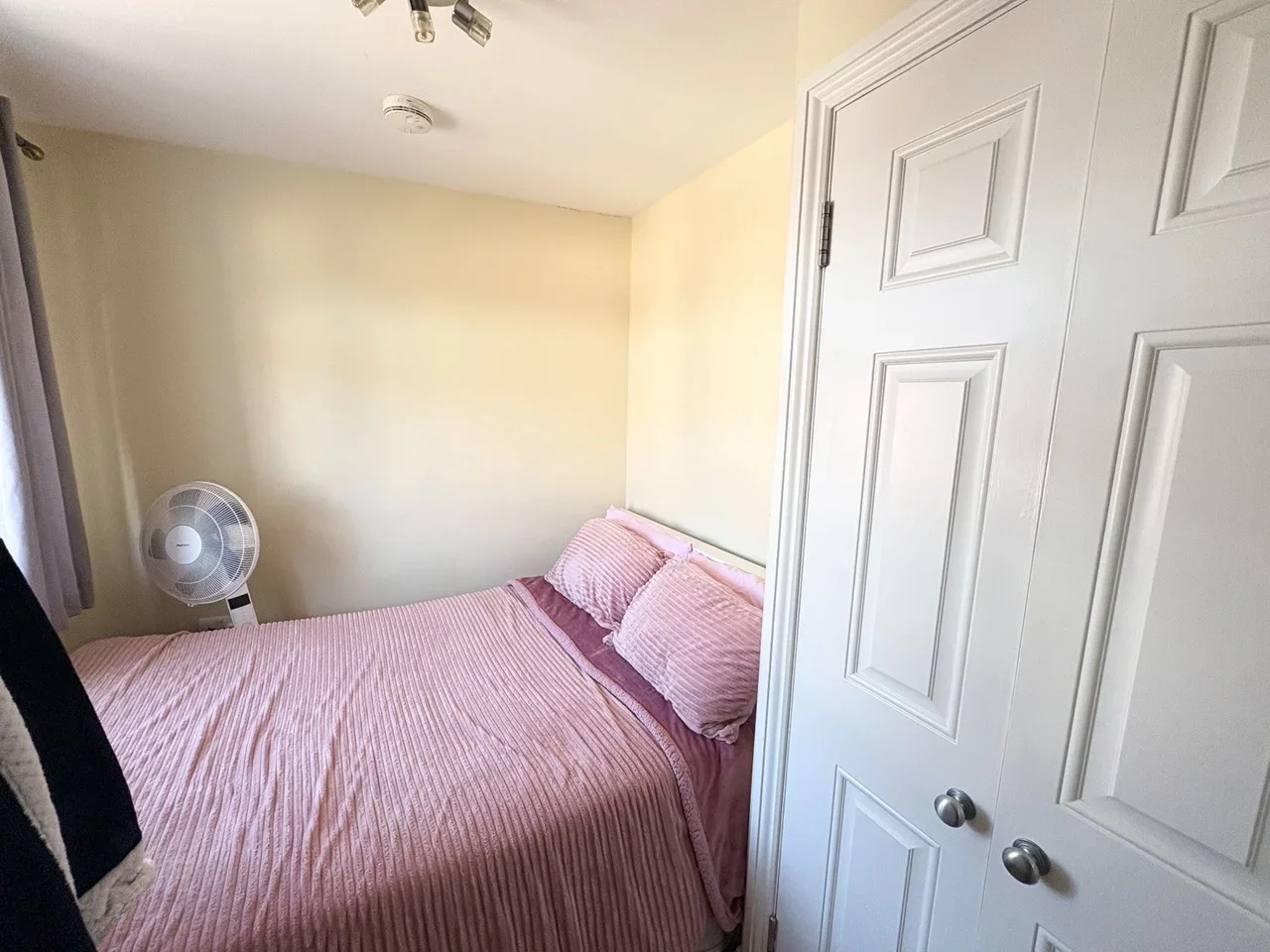Flat Crane Close in Greater London