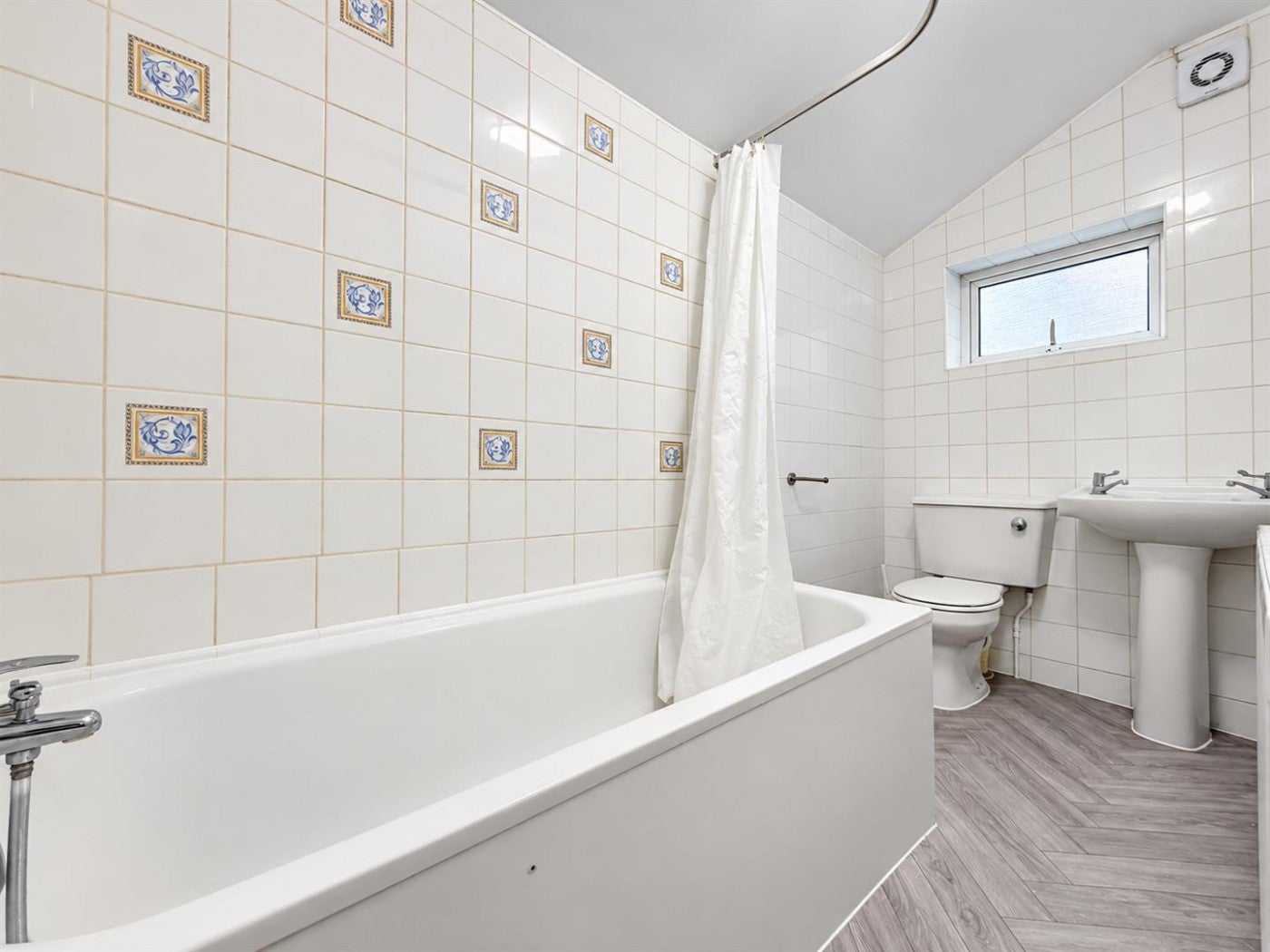 Flat Maswell Park Crescent in Greater London