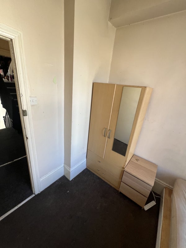 Room Dunlace Road in Greater London