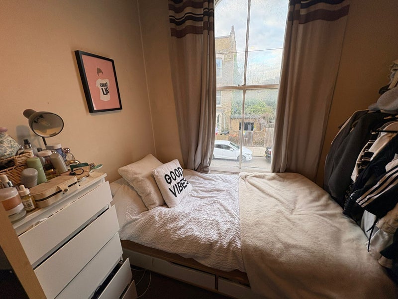 Room Dunlace Road in Greater London