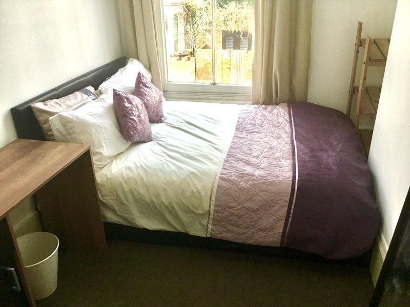 Room Dunlace Road in Greater London
