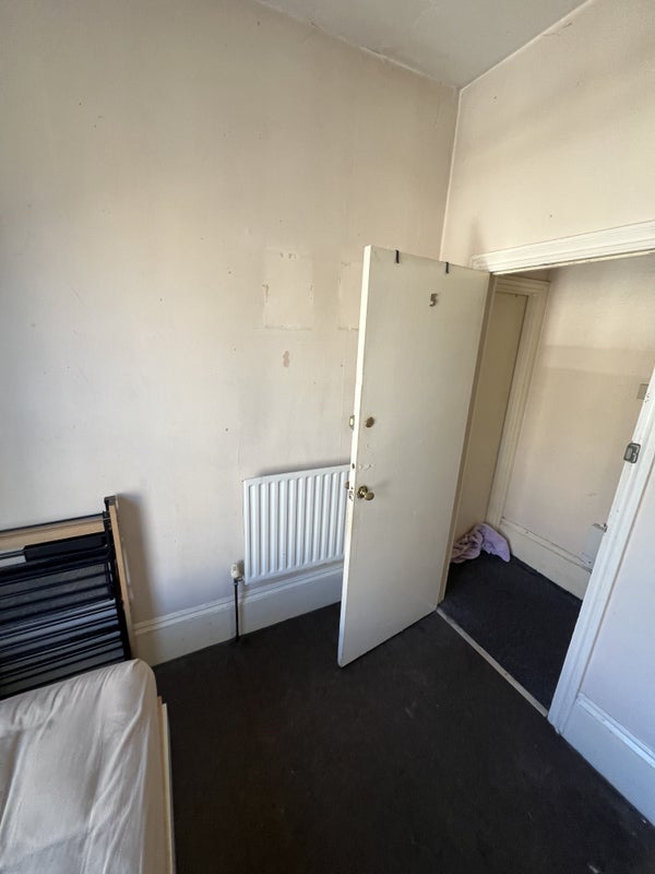 Room Dunlace Road in Greater London