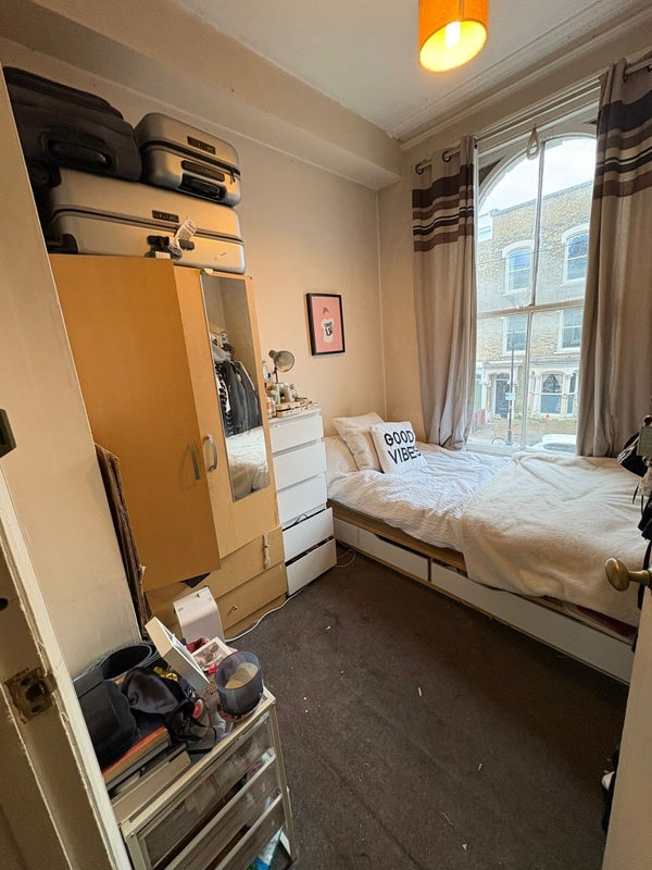 Room Dunlace Road in Greater London