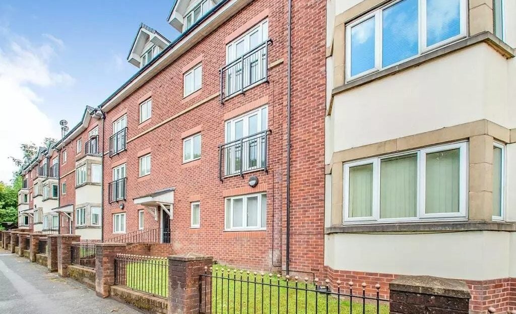 Flat Radcliffe New Road in Radcliffe