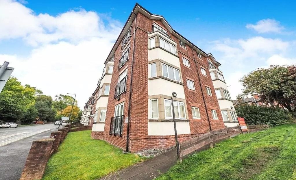 Flat Radcliffe New Road in Radcliffe