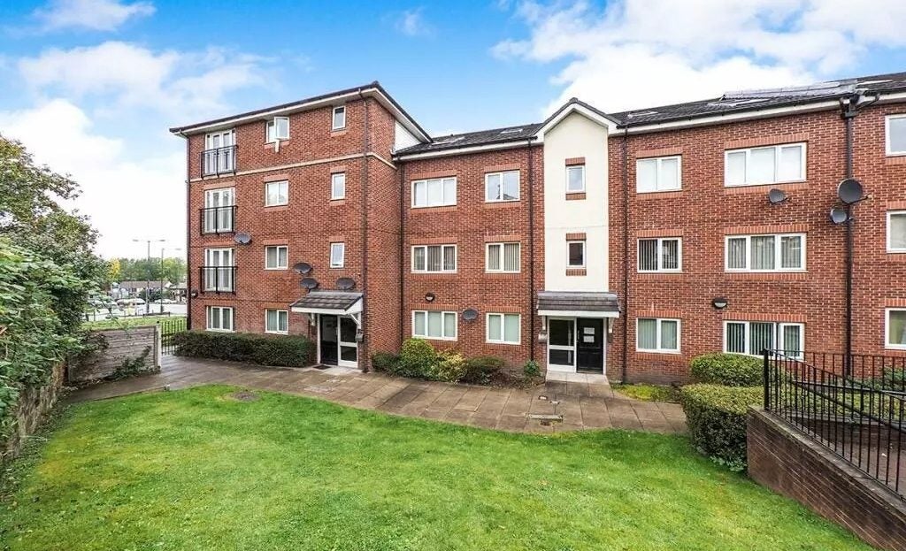 Flat Radcliffe New Road in Radcliffe