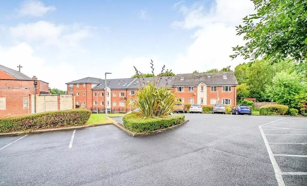 Flat Radcliffe New Road in Radcliffe