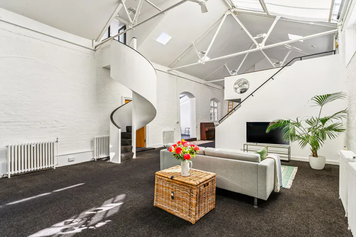 Flat Rigault Road in Greater London