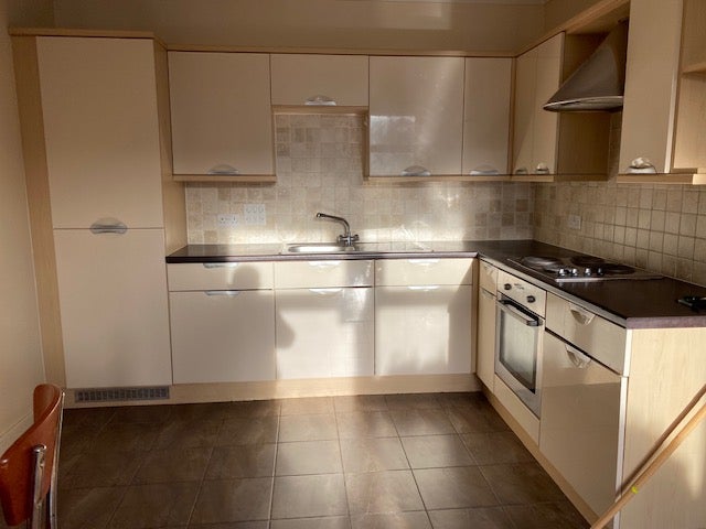 Flat Lauriston Close in Manchester