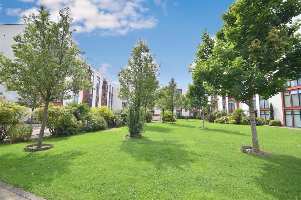 Flat Lauriston Close in Manchester