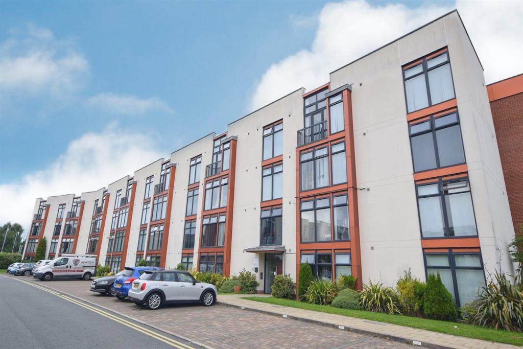 Flat Lauriston Close in Manchester
