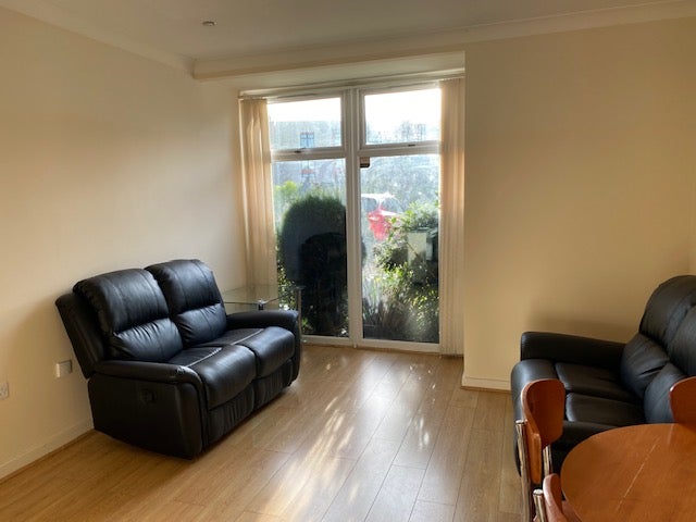 Flat Lauriston Close in Manchester