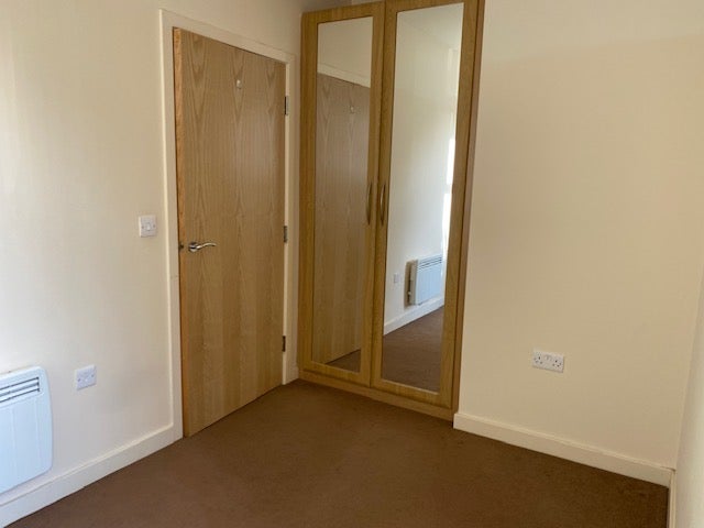 Flat Lauriston Close in Manchester